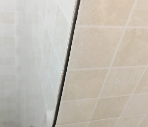 湖滨瓷砖空鼓维修公司分享阳台瓷砖脱落的修复过程可以分为以下几个步骤