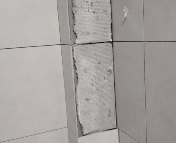 湖滨瓷砖空鼓维修公司分享下瓷砖施工前基层浇水润湿程度不足，可能导致以下问题